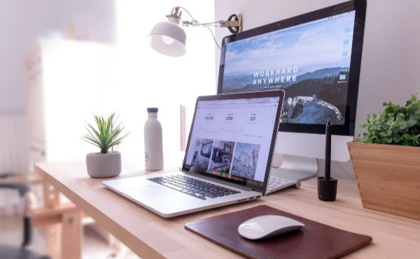 Arbeitsplatz mit Laptop zur neuen b-drives Website
