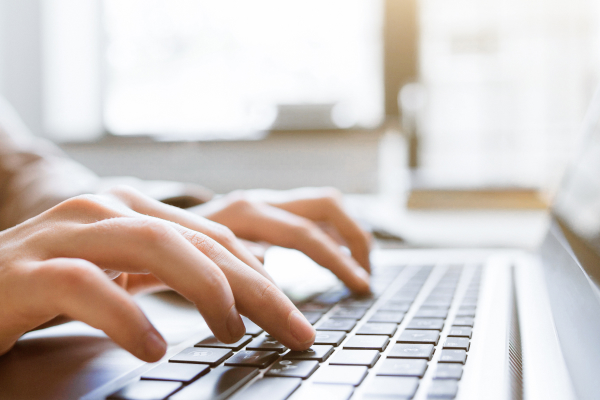 E-Mail Anfrage an b-drives über einen Laptop