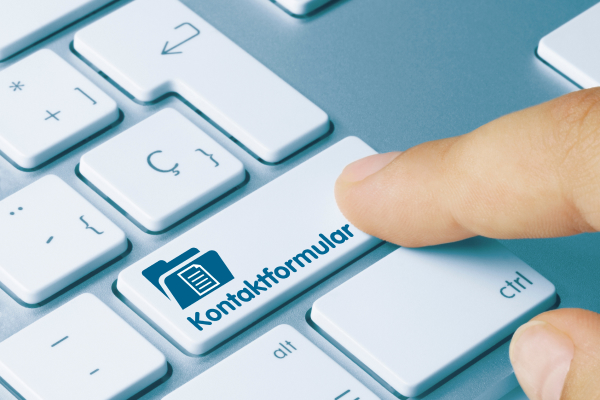 Kontaktformular von b-drives auf einer Tastatur
